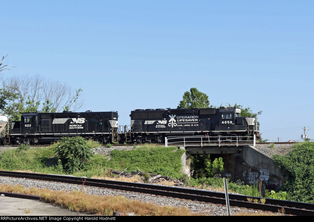 NS 4658 & 622 lead train P15 towards Elm